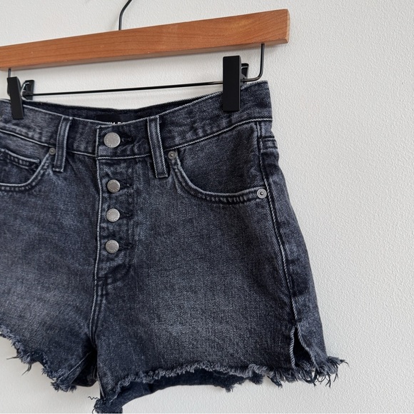 DENIM FORUM • The Yoko Exposed Button Short in Black - Picture 4 of 12